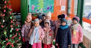 Vánoční strom v Ternu nazdobený dětmi z Paraplíčka